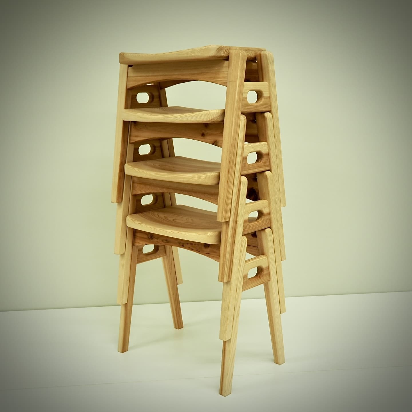 青梅杉のスタッキングスツール重ねた姿