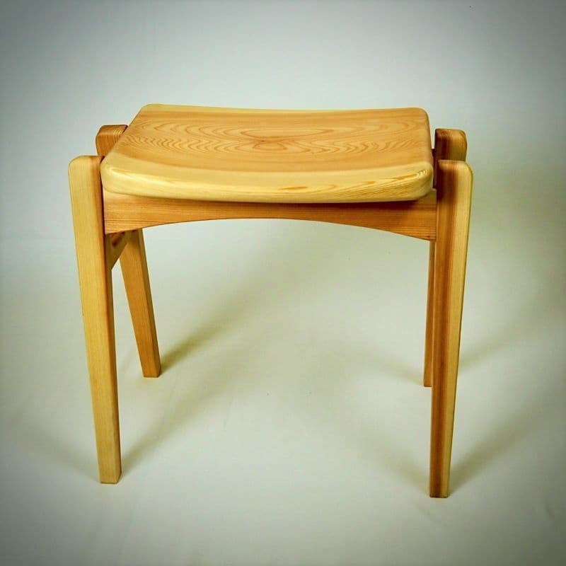 青梅杉のスタッキングスツール正面から