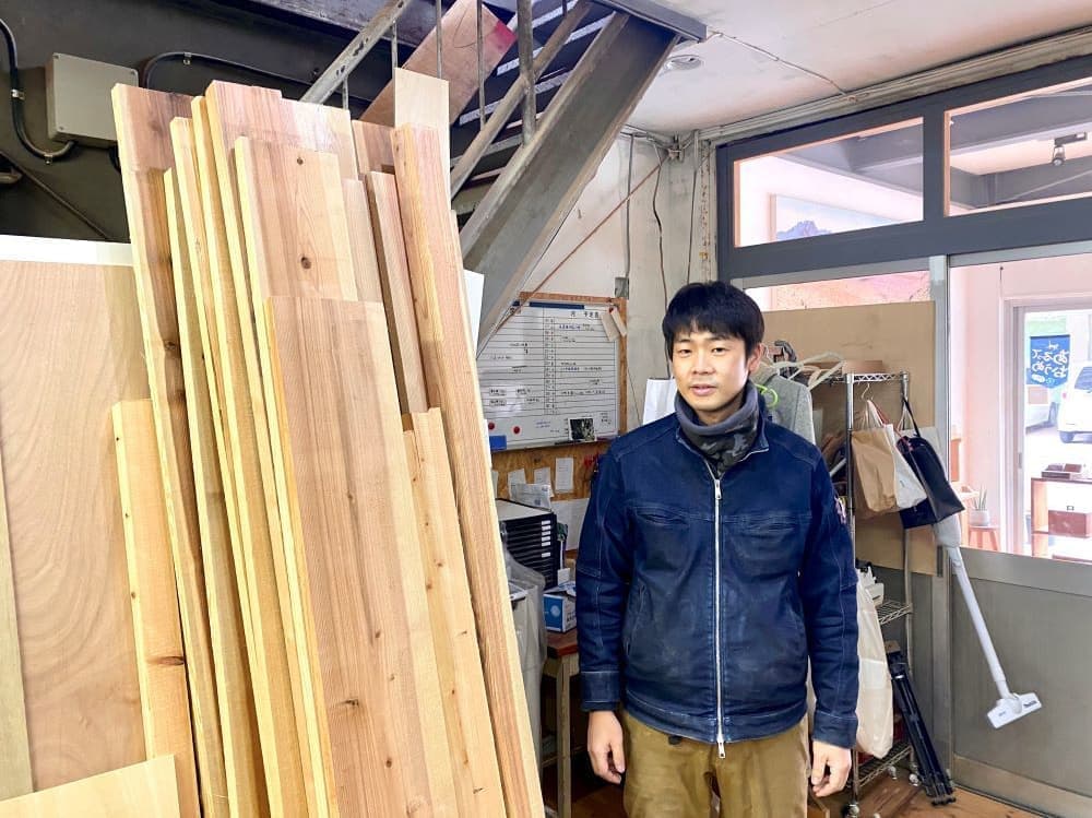 BUTLER森井さん材木と