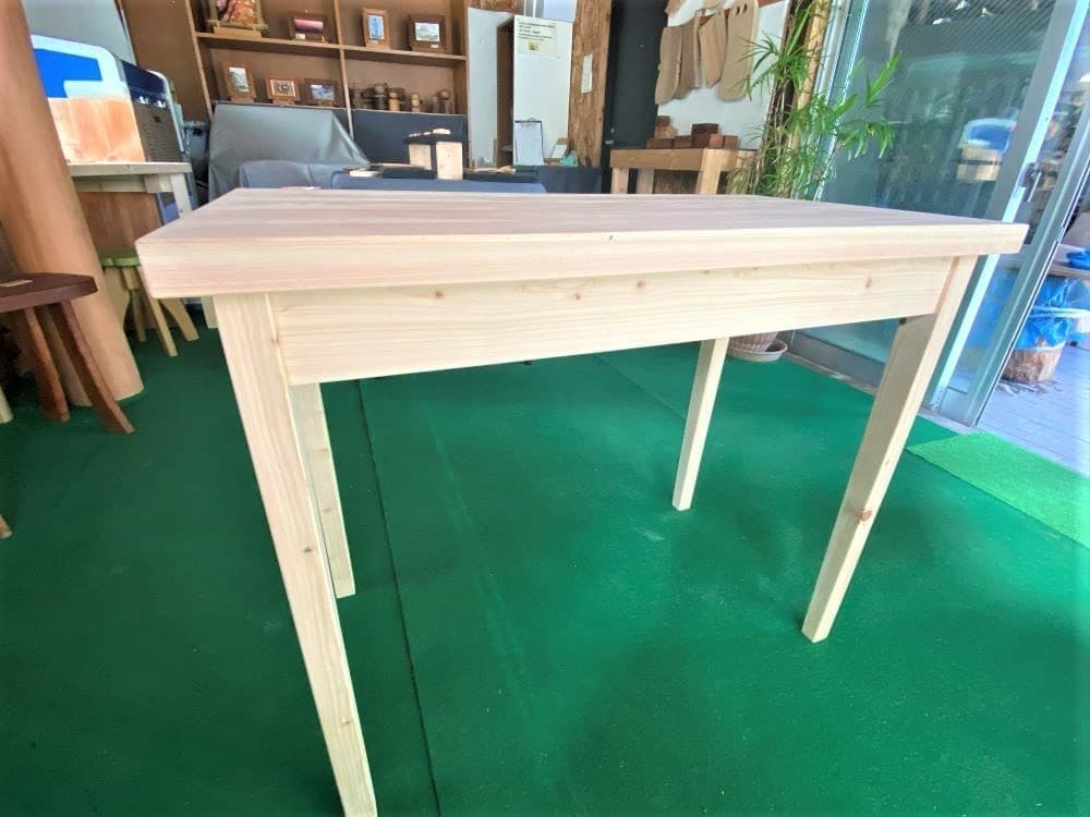 ニレさん机横から